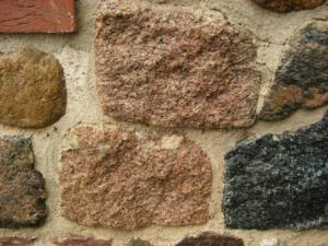 Abb. 25: Zwei hellrote Småland-Granite. Trotz der großen Ähnlichkeit handelt es sich nicht um Geschiebezwillinge, sondern um leicht unterschiedliche Granite.