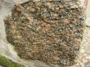 Abb. 31: Der Karlshamn-Granit in der Stadtmauer. Bei diesem Stück sind die Kalifeldspäte gut eingeregelt.