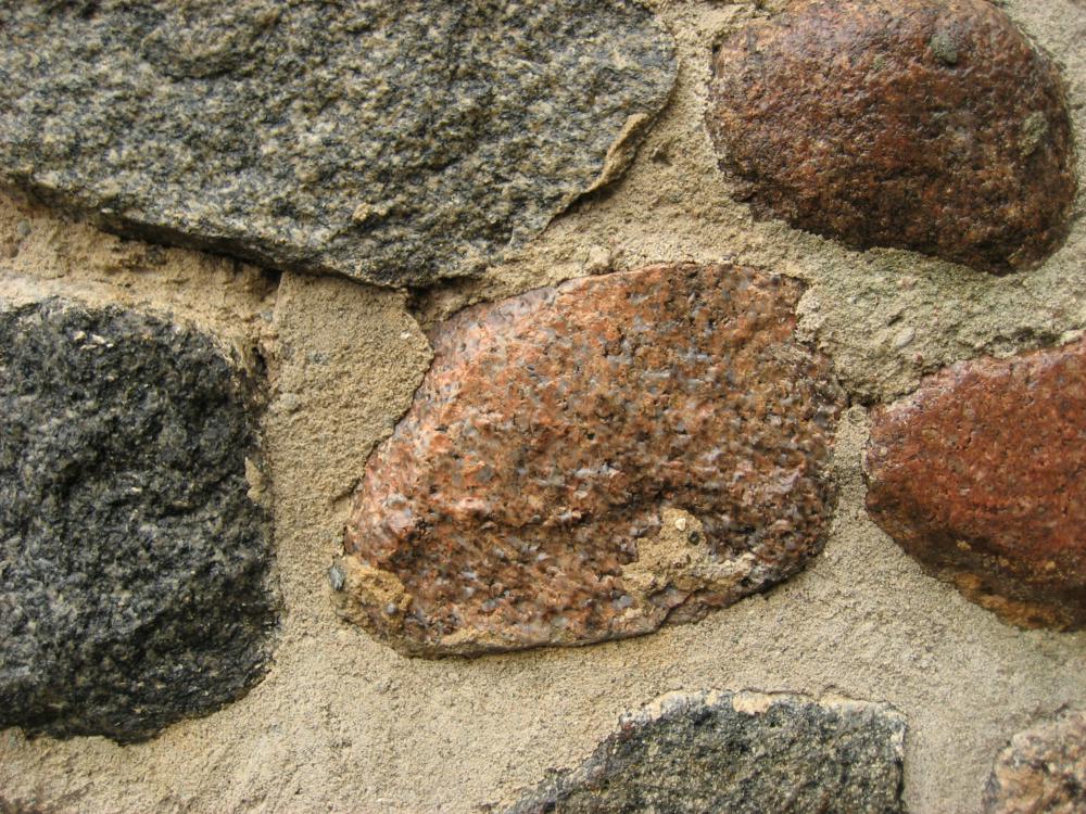 Abb. 10: Windschliffbeispiel 1: ein Granit (wahrscheinlich aus Småland/Südostschweden) mit Windschliff. Die Schliffkante ist links am Stein zu erkennen.