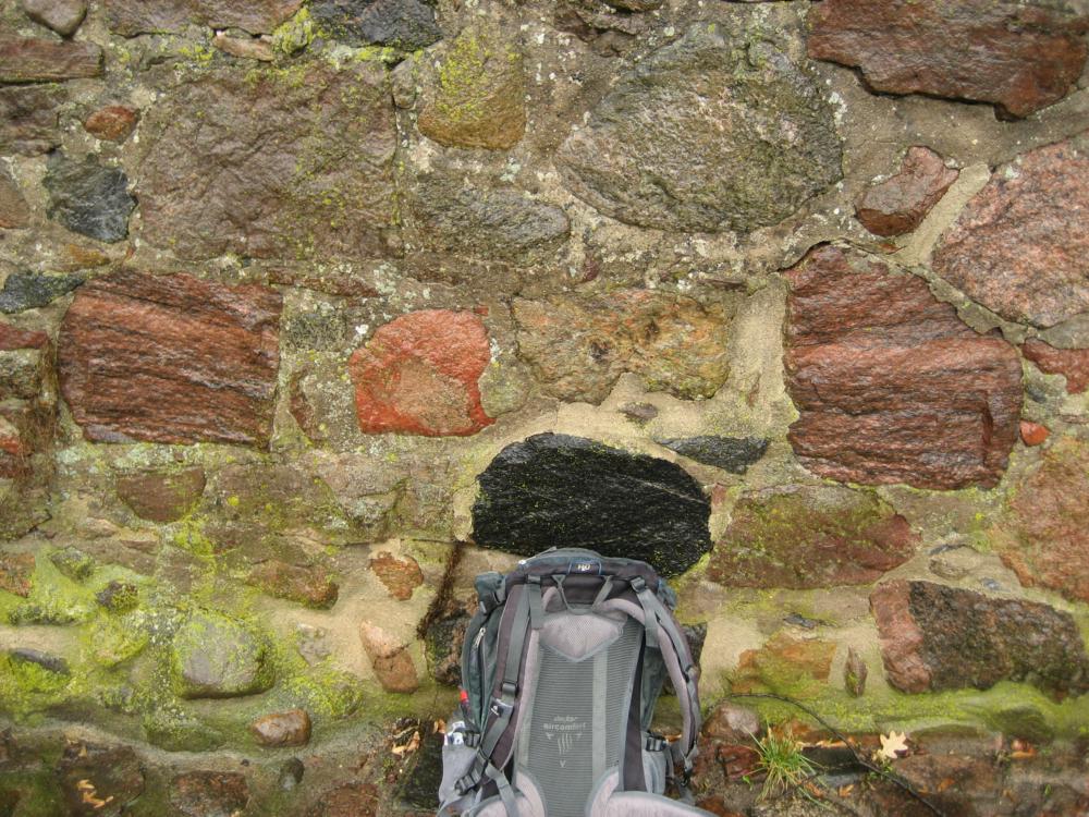 Abb. 13: Links und rechts im Bild erkennt man zwei passgenaue Hälften desselben Gesteins. Hier wurde ein größeres Geschiebe gespalten und in der Stadtmauer dicht bei dicht verarbeitet.