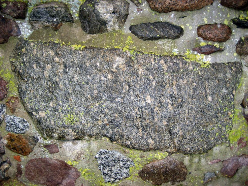 Abb. 39: Der im Text beschriebene Augengneis in der Stadtmauer. Man beachte, dass der abgebildete Stein ca. 1 m groß ist.