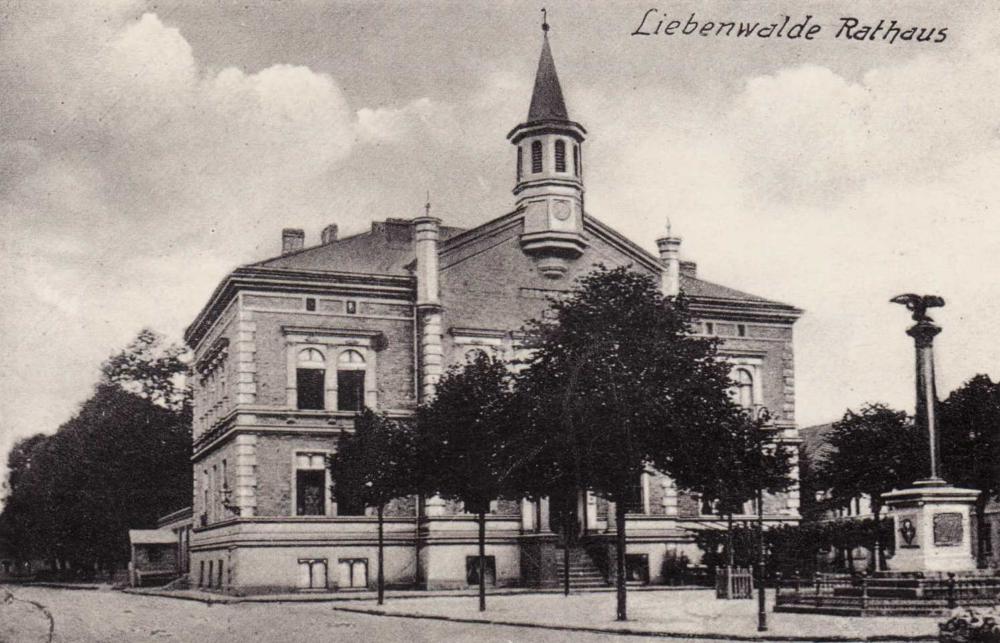 Abb. 1: Rathaus und Kriegerdenkmal um 1920