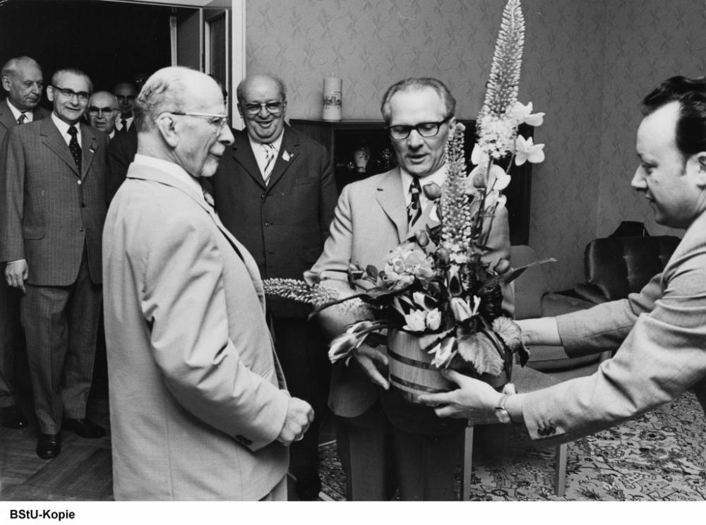 Abb. 26: Gratulationskur des Politbüros zu Walter Ulbrichts 79. Geburtstag, 1972, hier Erich Honecker. Klicken Sie auf das erste Bild, um weitere Fotos zu sehen.