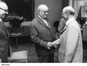 Der Oberbürgermeister von Berlin Friedrich Ebert gratuliert Ulbricht, links ist Horst Sindermann zu sehen.