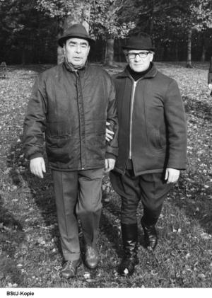 Abb. 22: Erich Honecker und der sowjetische Generalsekretär Leonid Breschnew bei einem Jagdausflug in den 1960er Jahren
