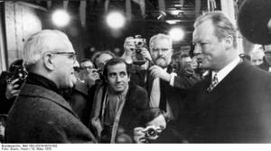 Abb. 12: Willi Stoph empfängt Willy Brandt auf dem Erfurter Bahnhof