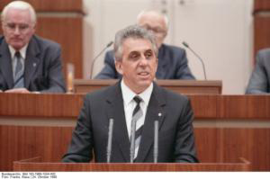 Abb. 14: Egon Krenz in der Volkskammer nach seiner Wahl zum Vorsitzenden des Staatsrates und des Nationalen Verteidigungsrates der DDR
