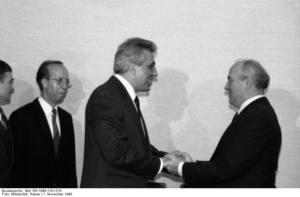 Abb. 15: In Moskau wird Egon Krenz von Michail Gorbatschow empfangen.