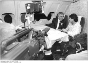 Abb. 16: Während seines Rückfluges von Moskau nach Berlin gab Krenz dem Reporter Jan Carpentier ein Interview.