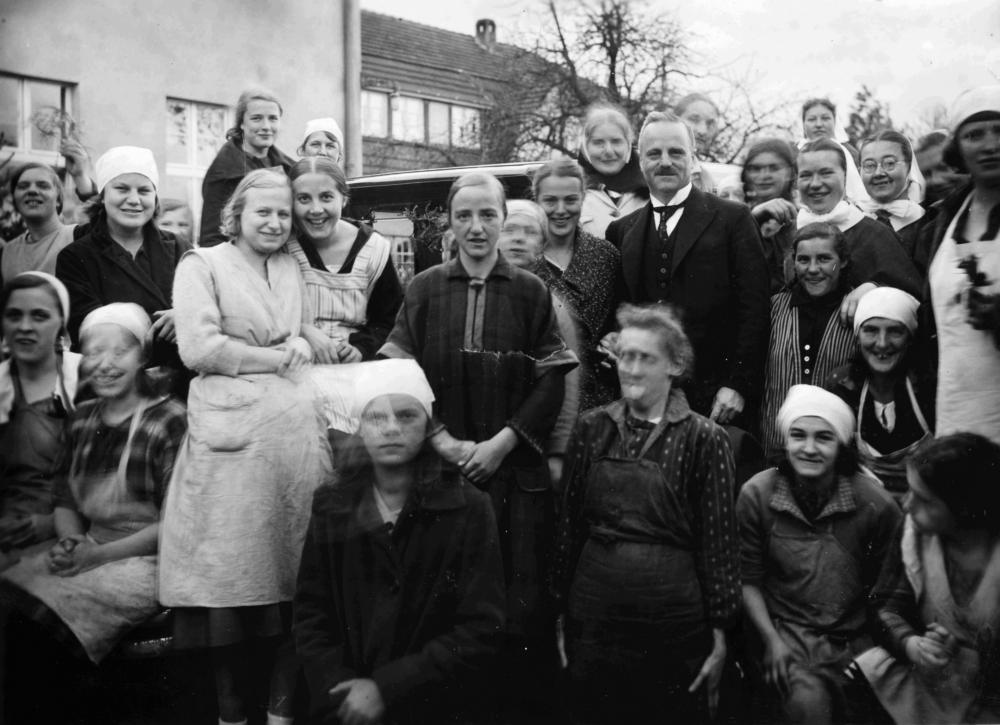 Abb. 14: Paul Braune mit Bewohnerinnen des Mädchenheims Gottesschutz (um 1935)