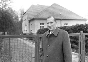 Abb. 27: Uwe Holmer vor dem Pfarrhaus (um 1990)