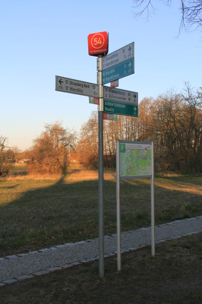 Abb. 5: Wegweiser zur Radwege- und Knotenpunktbeschilderung im Naturpark Barnim