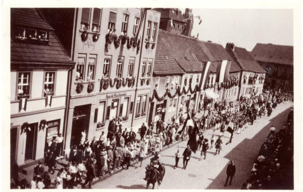 Abb. 2: Aufnahme vom Festumzug zur 700-Jahr-Feier des Hussitenfestes von 1932