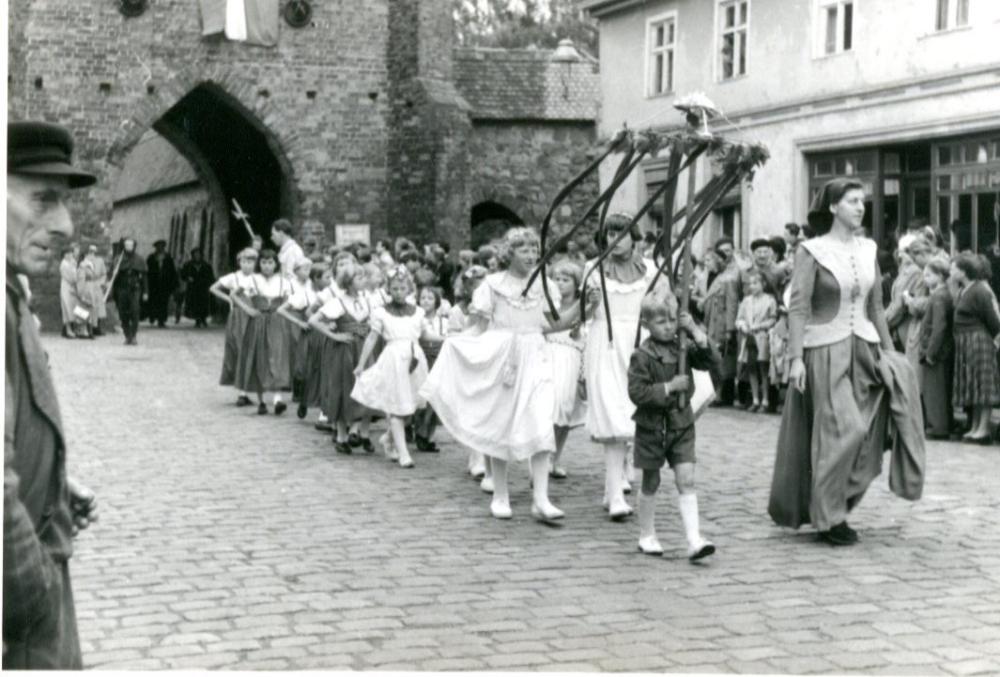 Abb. 4: Aufnahme vom Festumzug des Hussitenfestes von 1957