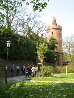 Abb. 1: Der Pulverturm mit einem erhaltenen Teil der Stadtmauer