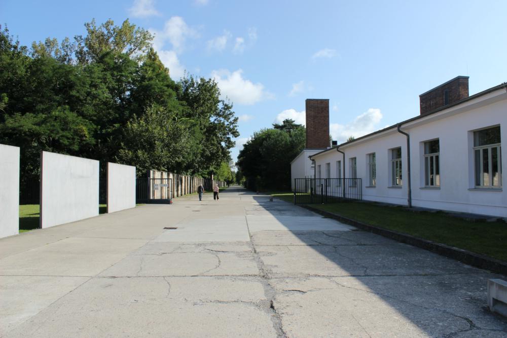 Abb. 3: Auf dem Gelände des ehemaligen Konzentrationslagers Sachsenhausen