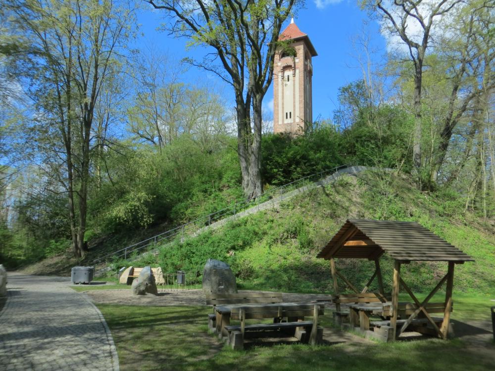 Abb. 1: Biesenthaler Schlossberg mit Aussichtsturm