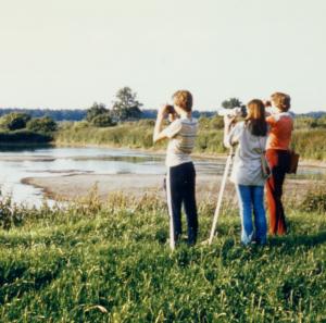 Abb. 2: Ornithologen bei der Vogelbeobachtung im Flachwasser eines Rieselfeldes, 1984