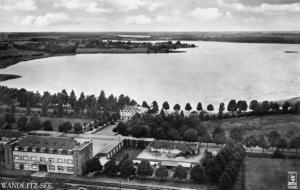 Abb. 5: Luftaufnahme 1935 im Vordergrund das Bahnhofsgebäude, im Hintergrund am sichelförmigen Wandlitzer See das Strandbadgebäude.