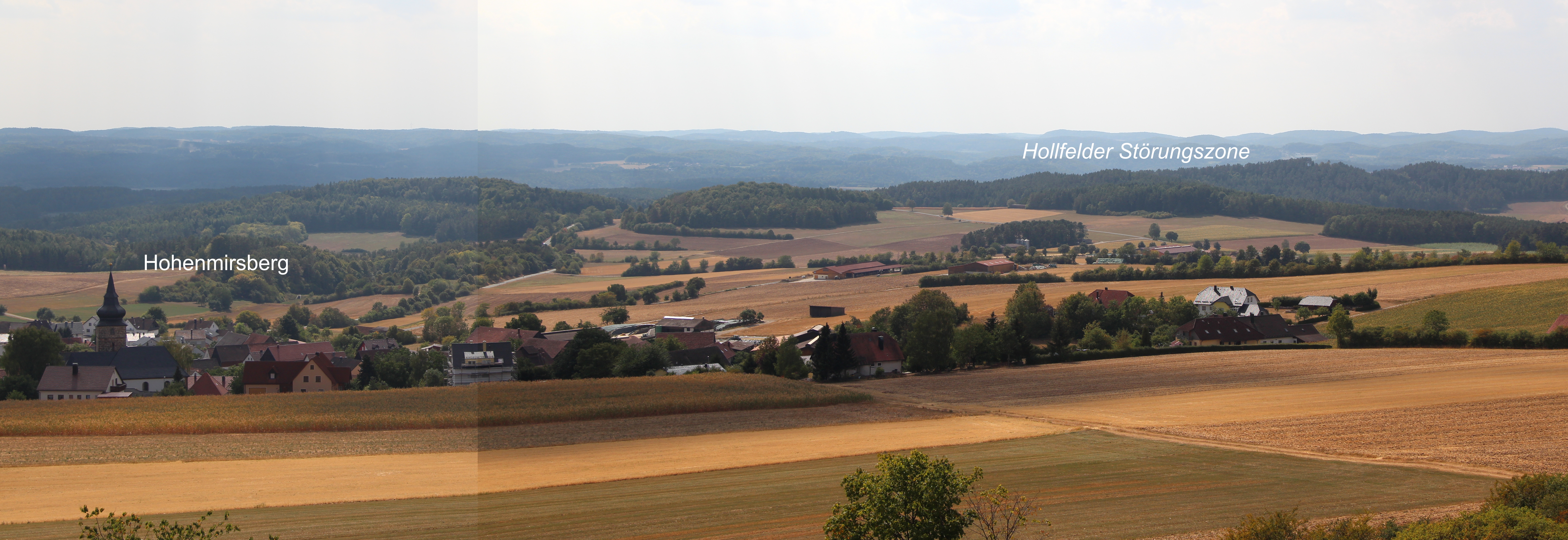 Abb. 11: Panoramafoto vom Aussichtsturm auf der Hohenmirsberger Platte in Richtung Westen mit Blick über den Ort Hohenmirsberg und die Hollfelder Störungszone