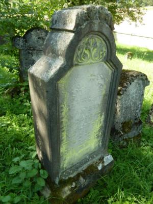 Abb. 12: Der jüdische Friedhof von Aufseß: einzelner Grabstein mit hebräischer Inschrift