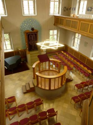Abb. 38: Innenansicht der Synagoge mit Thoranische (hinten) und dem Lesepult (Bima) im Altarbereich.
