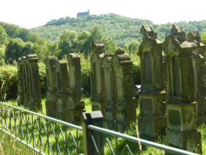 Abb. 5: Der Friedhof von Zeckendorf ist einer der besterhaltenen in der Region. Er liegt sehr malerisch in Sichtweite zur Giechburg und (hier) zum Gügel.