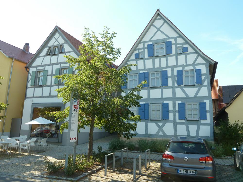 Abb. 2: Das aufwendig restaurierte, ehemals ärmliche Geburtshaus von Löb Strauss in Buttenheim (rechts), heute Levi-Strauss-Museum