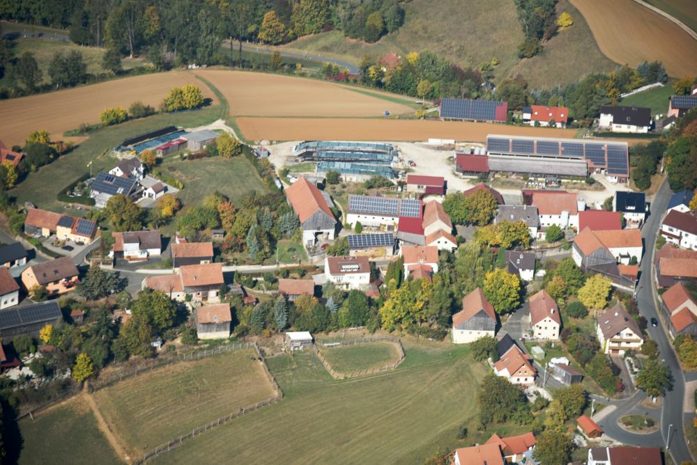Abb. 9: Der nördliche Teil von Wohnsgehaig wird heute optisch durch die Vielzahl seiner Photovoltaikplatten geprägt.
