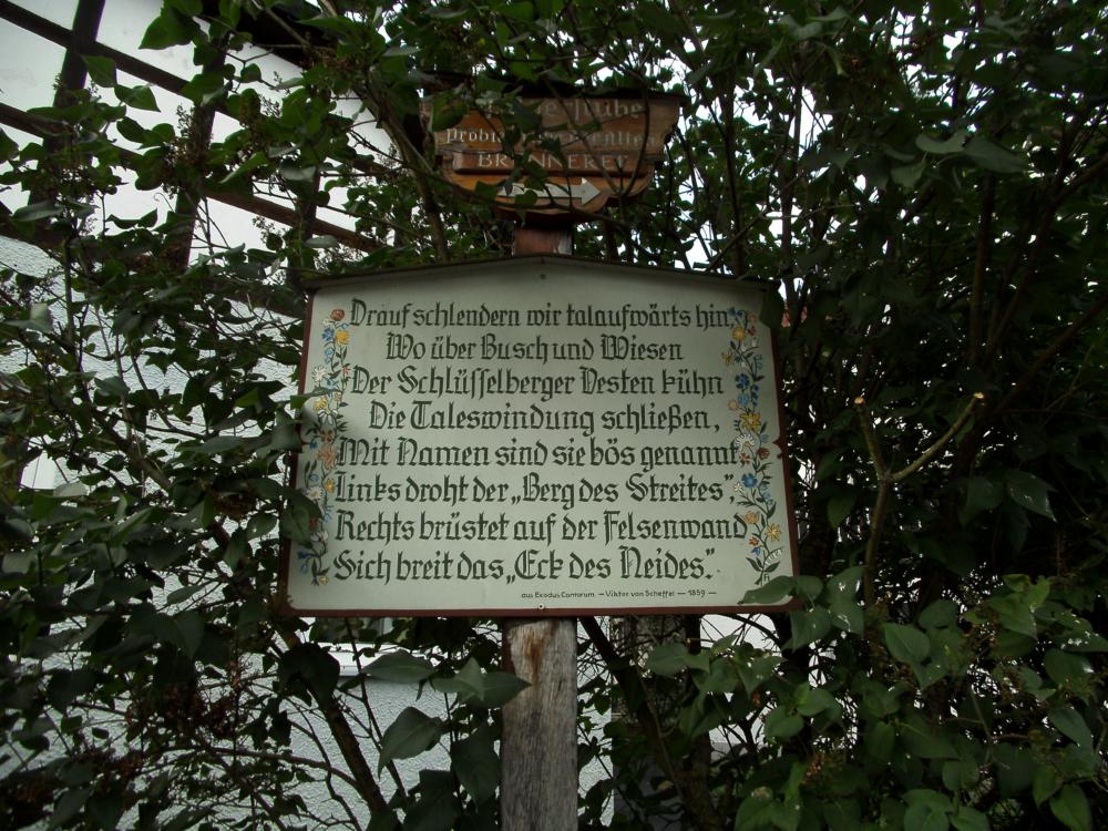 Abb. 5: Tafel am Liselottebrunnen mit dem poetischen Denkmal von Jean Pauls Rosenhof