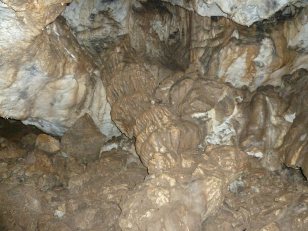 Abb. 16: Im Inneren der nur etwa 50 m langen Höhle trifft man auf Stalagmiten und Stalagtiten, die allerdings umgekippt sind. Ob hier menschlicher Einfluss vorliegt oder die Kalksäulen auf natürliche Weise zum Einsturz gekommen sind, ist unklar.