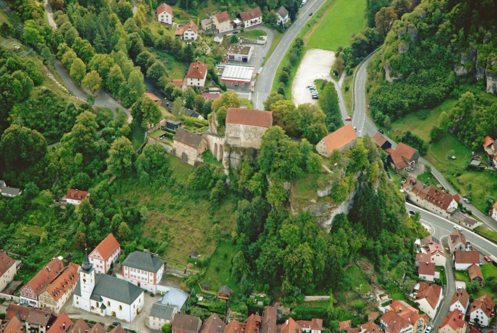 Abb. 9: Die Burg von Pottenstein: Sie überragt die Stadt und prägt das Stadtbild.