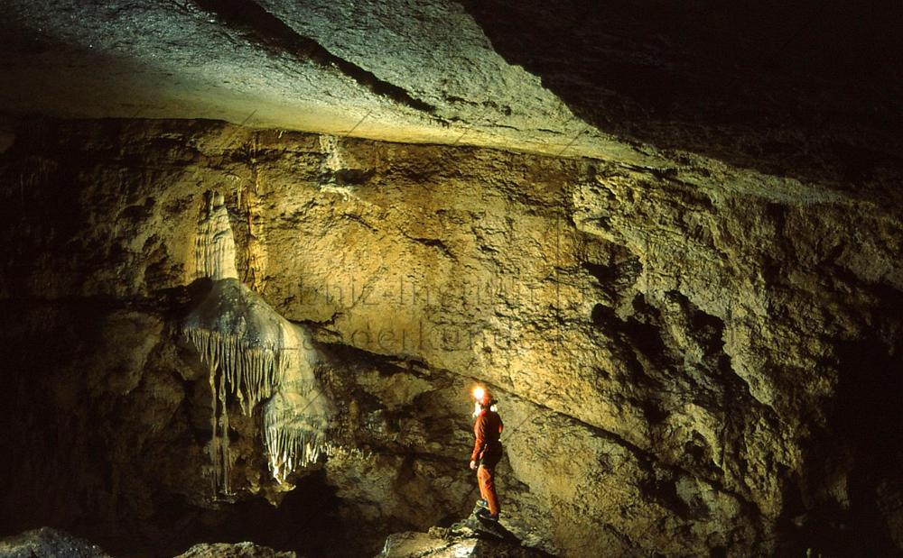 Abb. 2: Die Dritte Abteilung der Sophienhöhle im Ailsbachtal. Einer der größten Höhlenräume in der Fränkischen Schweiz