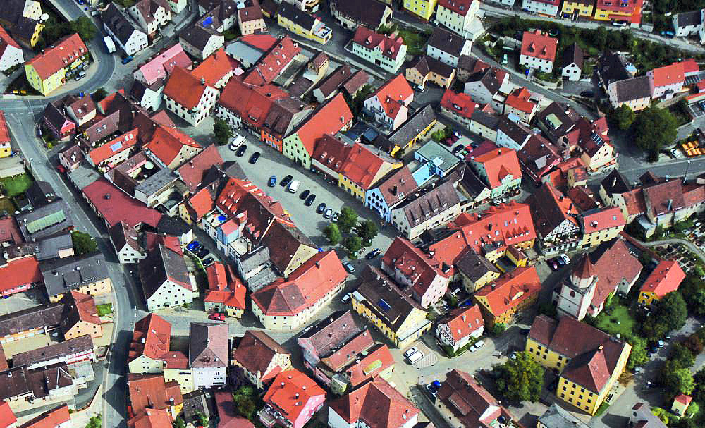 Abb. 18: Gräfenberg: Die Stadtanlage gruppiert sich um den stattlichen Marktplatz.