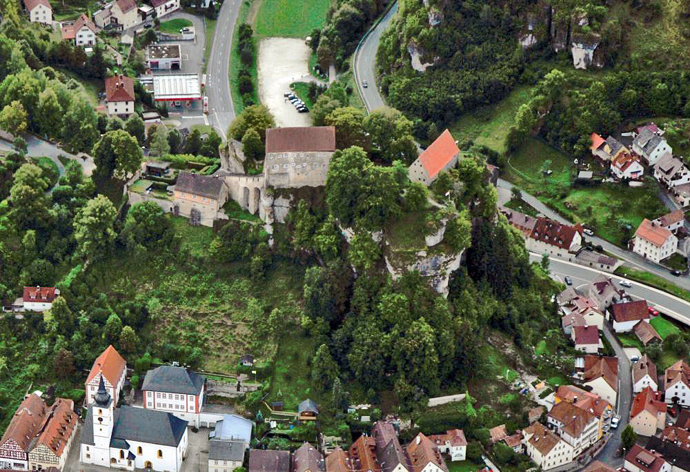 Abb. 1: Die Burg Pottenstein, die oberhalb des Städtchens thront, bildet das Wahrzeichen der Siedlung. Sie entstand lange vor der Stadtanlage. Noch heute befindet sie sich in Privatbesitz und ist bewohnt.