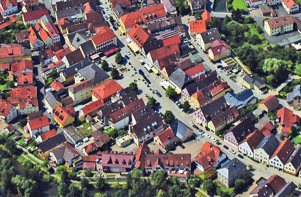 Abb. 20: Der Marktplatz von Ebermannstadt weitet sich als rechteckiges Areal an der Hauptstraße nach Süden.