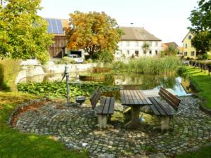 Abb. 10: Eichenhüll (Landkreis Bamberg): Die ehemalige Hüle ist zu einer reizvollen Parkanlage mit Möglichkeiten zum Verweilen umgewandelt worden.