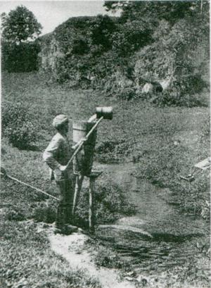 Abb. 13: Füllen einer Butte mit Trinkwasser an der Wiesentquelle in Steinfeld, aufgenommen um 1920