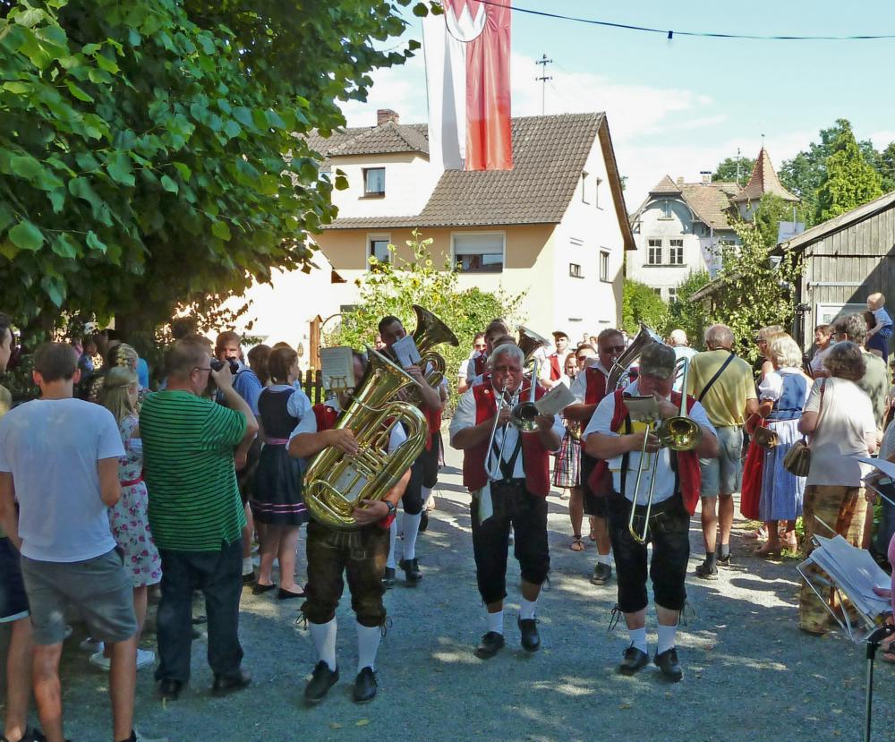 Abb. 66: Limmersdorf: Einzug der Kapelle mit den Tanzpaaren