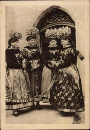 Abb. 10: Postkarte mit Trachten tragenden unverheirateten jungen Frauen in Effeltrich (1933)
