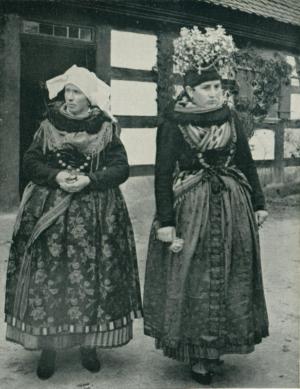 Abb. 11: Frau und Mädchen aus Effeltrich in großer Festtracht