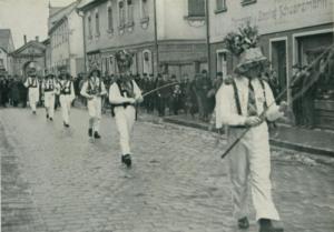 Abb. 19: Effeltricher Fasalecken auf ihrem Weg durchs Nachbarstädtchen Baiersdorf, 1930er Jahre