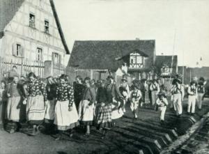 Abb. 20: Effeltricher Fasaleckenzug um 1930: Eingefangene Mädchen – rußgeschwärzt
