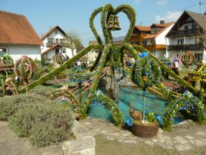 Abb. 7: Der Osterbrunnen in Bieberbach