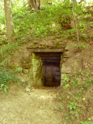 Abb. 3: Verschlossener Eingang in einen Felsenkeller bei Senftenberg