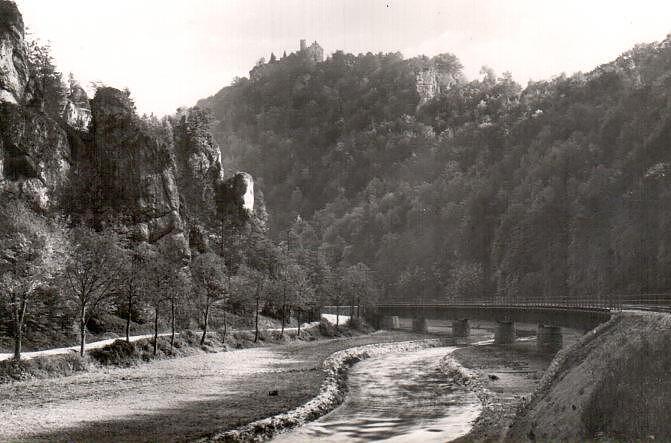 Abb. 8: Für den Streckenabschnitt nach Behringersmühle wurde eine aufwendige Brücke errichtet und der Verlauf des Flusses wie auch der Straße verändert, Aufnahme kurz nach 1930
