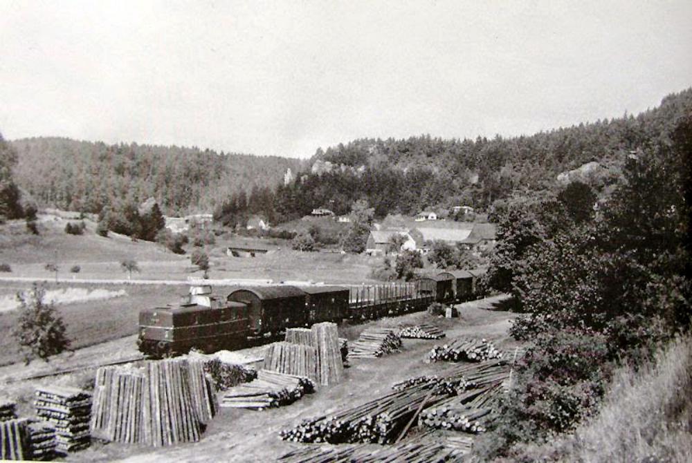 Abb. 5: Neben dem Haltepunkt Veilbronn an der Strecke Gasseldorf–Heiligenstadt zeigt das Foto aus den 1930er Jahren ein Depot für den Abtransport von Holz