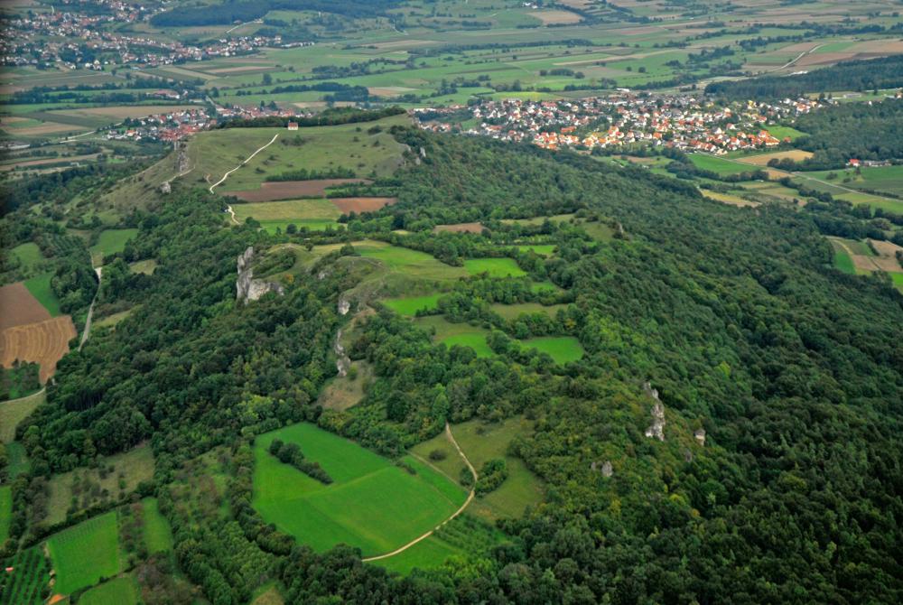 Abb. 7: Walberla (hinterer Bildteil) und Rodenstein (Vordergrund): ein von der Schichtfläche der Fränkischen Alb abgetrennter Zeugenbergkomplex