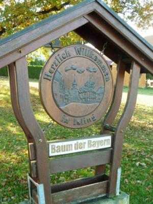 Abb. 19: Hinweisschild am Ortseingang auf die Auszeichnung „Baum des Jahres“ des Bayerischen Rundfunks im Jahr 2015.
