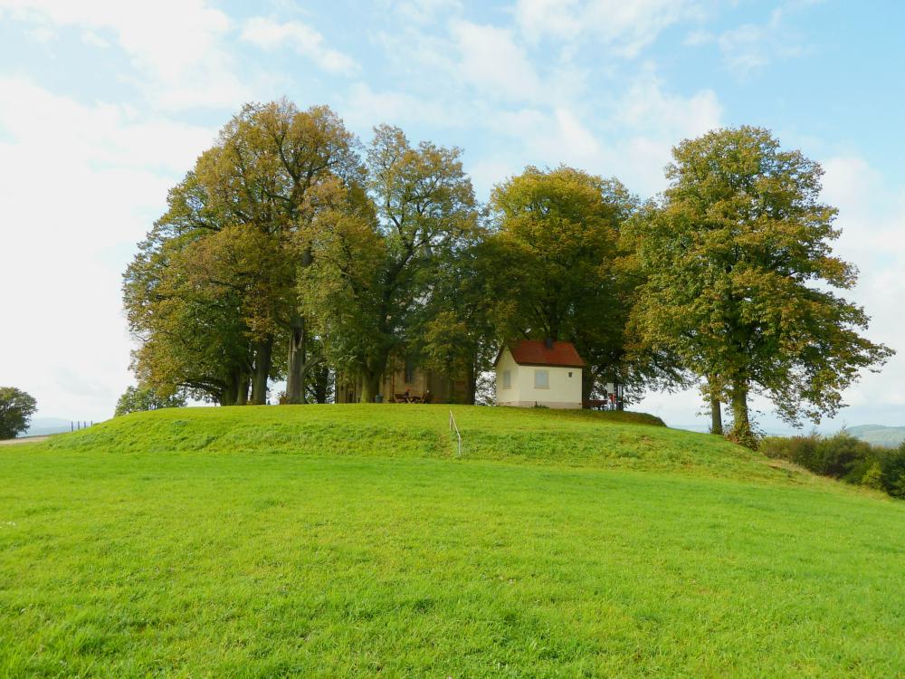 Abb. 29: Der Gipfel des Ansberges (Veitsberg) mit seiner Kapelle und seinem geschlossenen Lindenkranz ist auch der Ort eines ehemaligen Keltenwalls.